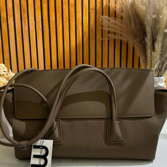 Prestige Tote – Elegance in Every Detail - Picture 7 of 10